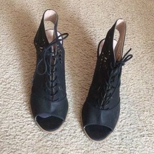 Restricted open toe shoes